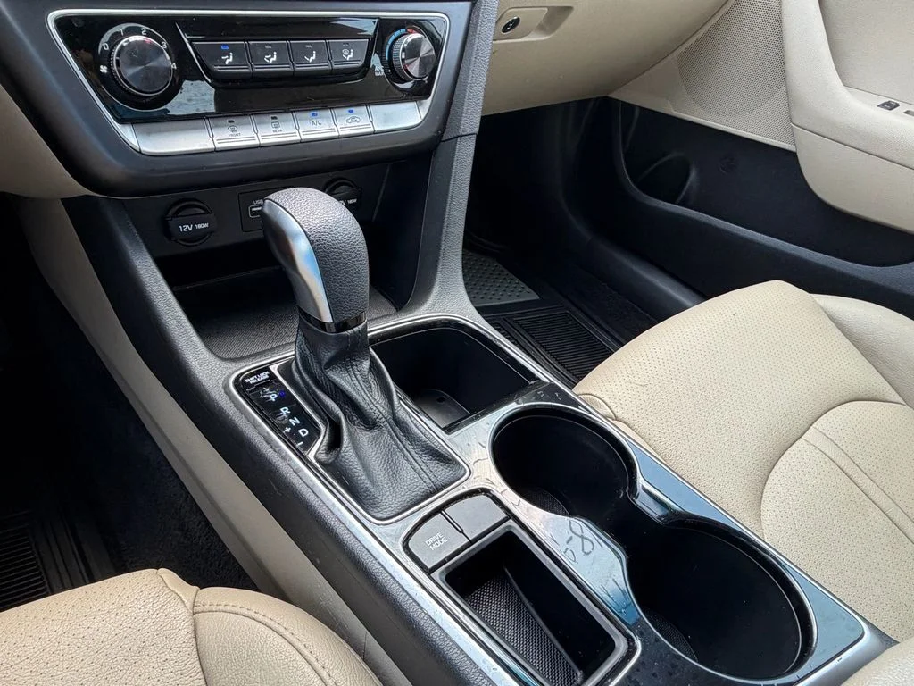 Used 2018 Quartz White Pearl Hyundai SE image 24