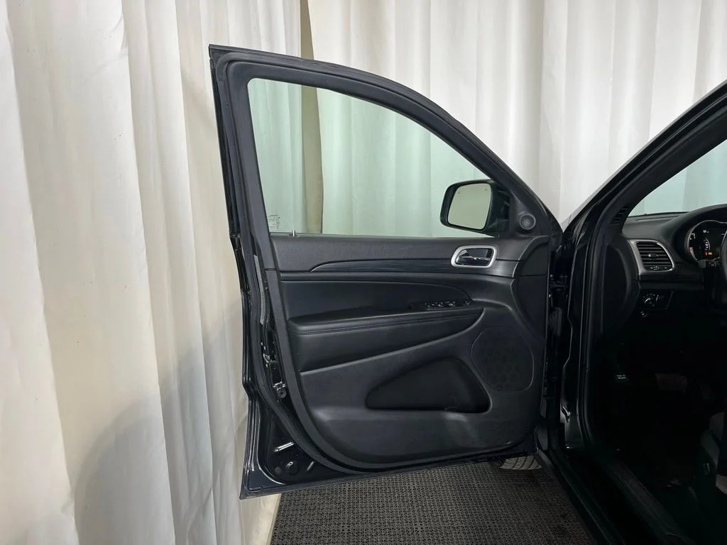 Used 2020 Black Jeep Laredo E image 17