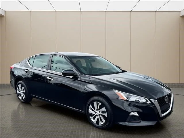 Used 2020 Black Nissan 2.5 S image 2