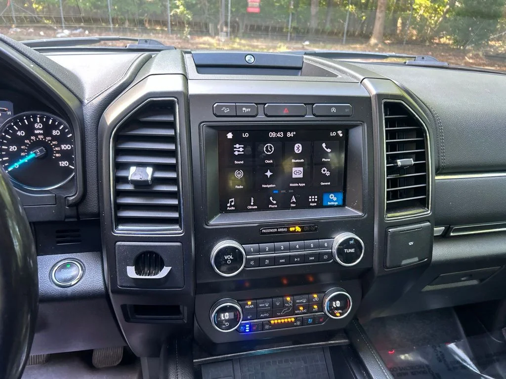 Used 2019  Ford Limited image 19