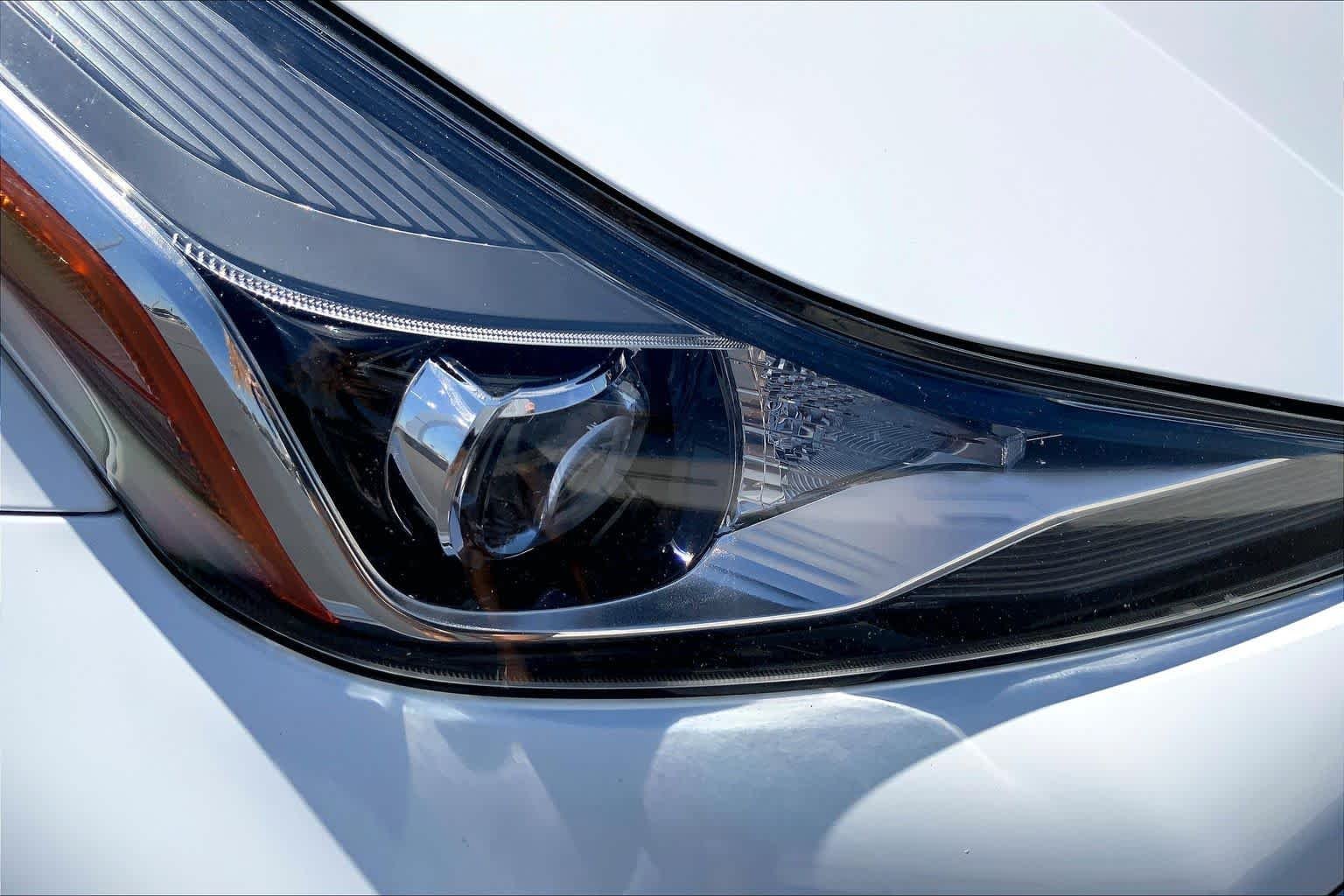 Used 2022 White Toyota LE image 27