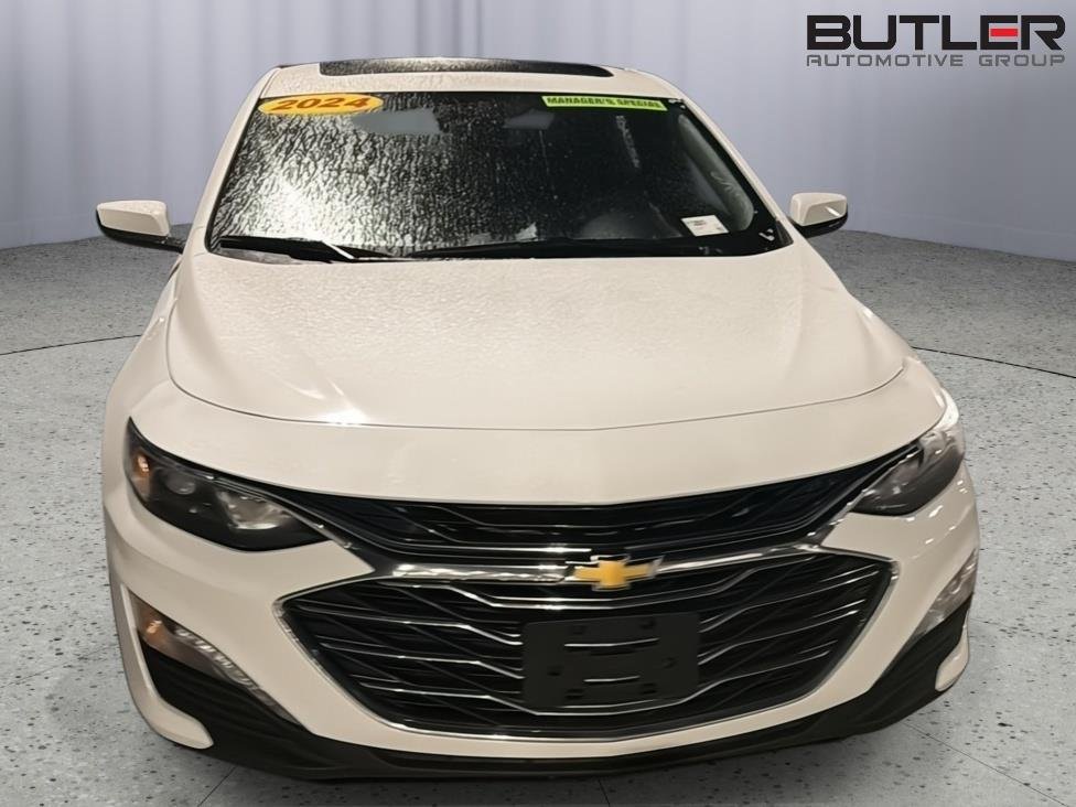 Used 2024 Summit White Chevrolet LT image 4