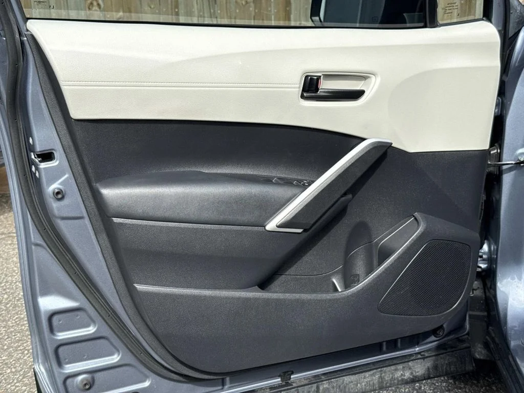 Used 2025  Toyota L image 21