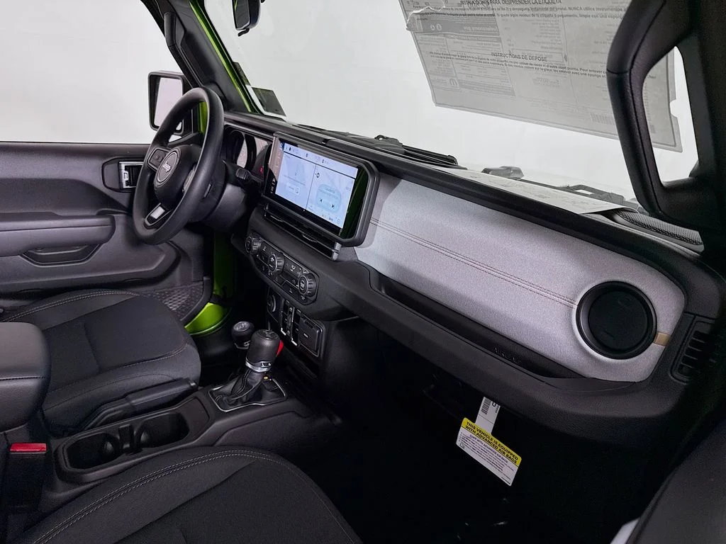 Used 2025  Jeep Sport image 31