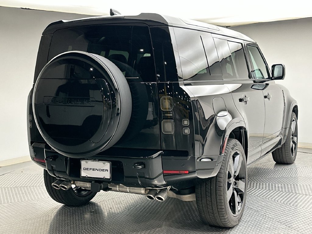 New 2026 Santorini Black Metallic Land Rover V8 image 3