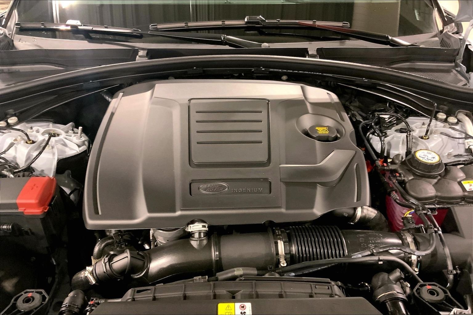 New 2026 Arroios Grey Land Rover P250 Base image 16
