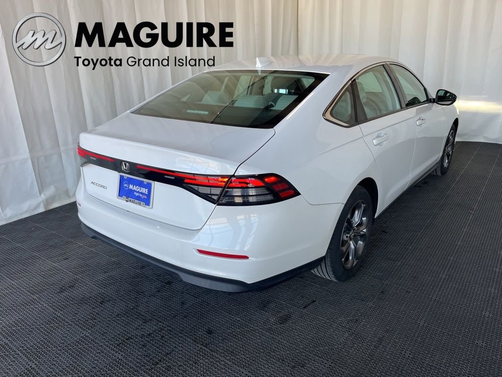 Used 2023 White Honda EX image 31