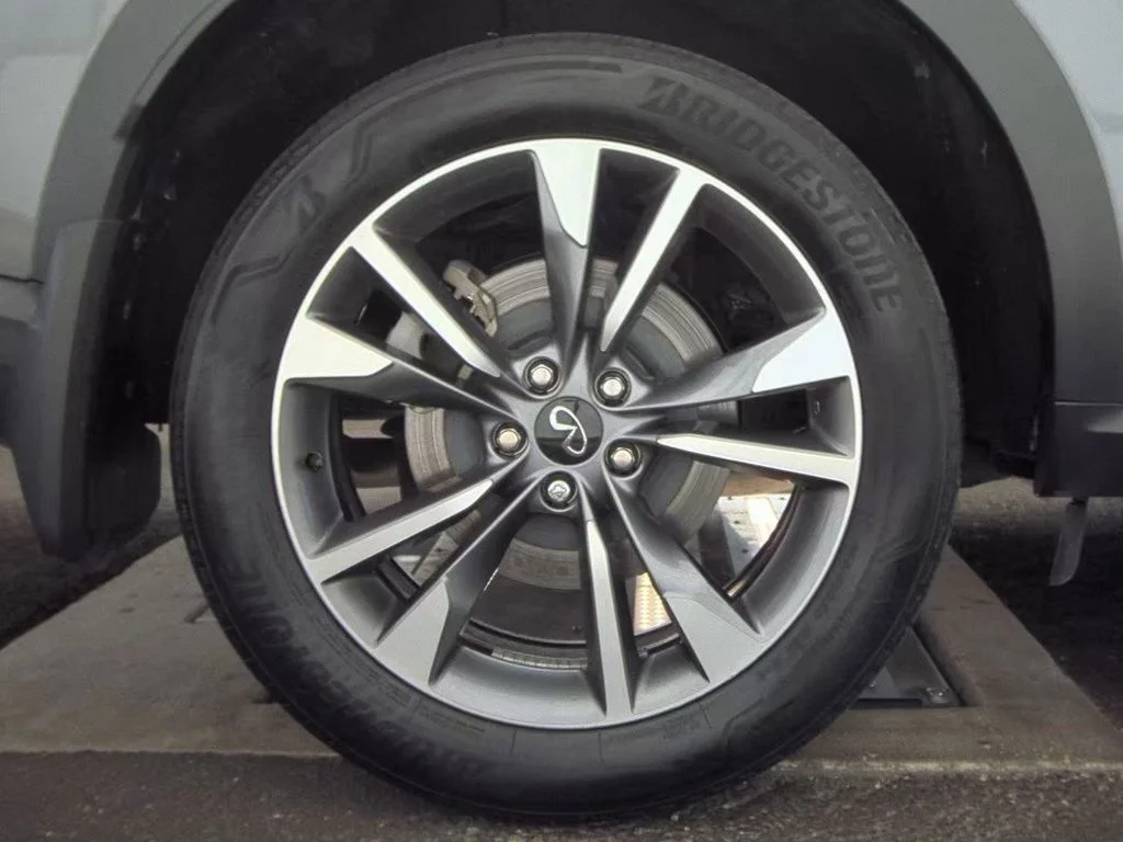 Certified Used 2024 Graphite Shadow INFINITI LUXE image 15