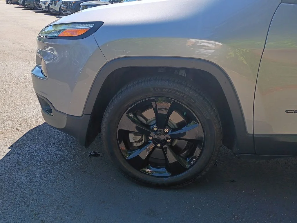 Used 2018 Billet Silver Metallic Clearcoat Jeep Latitude image 8