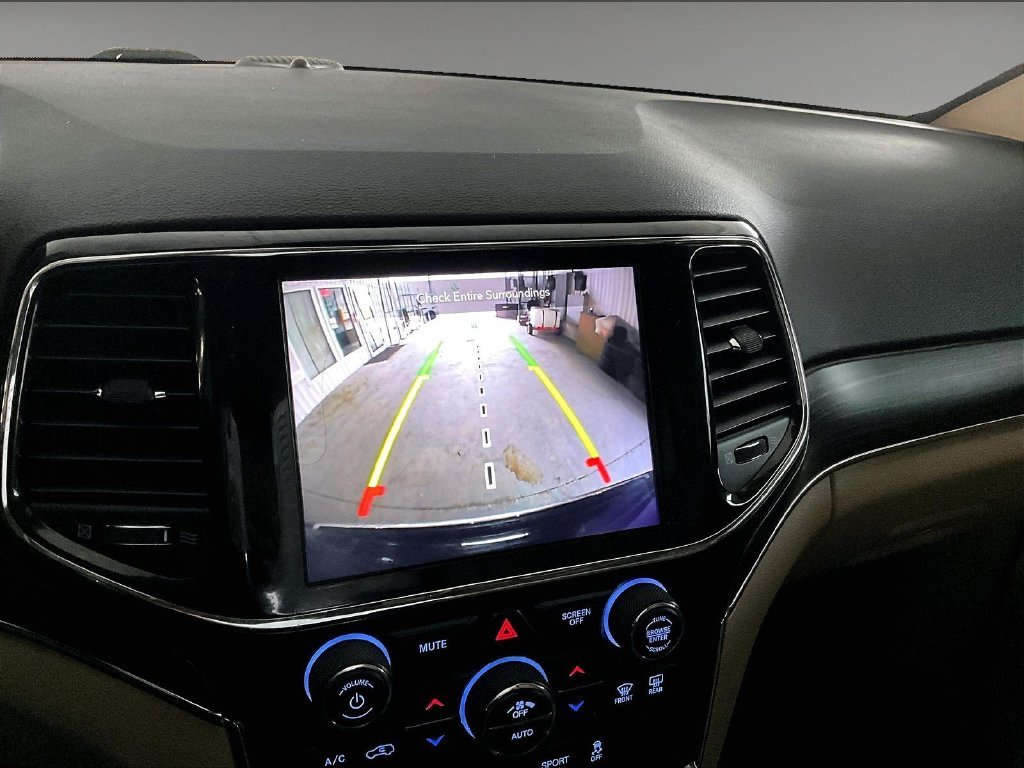 Used 2019 Diamond Black Crystal Pearlcoat Jeep Limited image 19