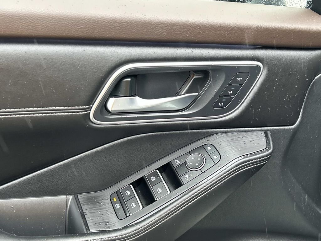 Used 2023 White Nissan Platinum image 15
