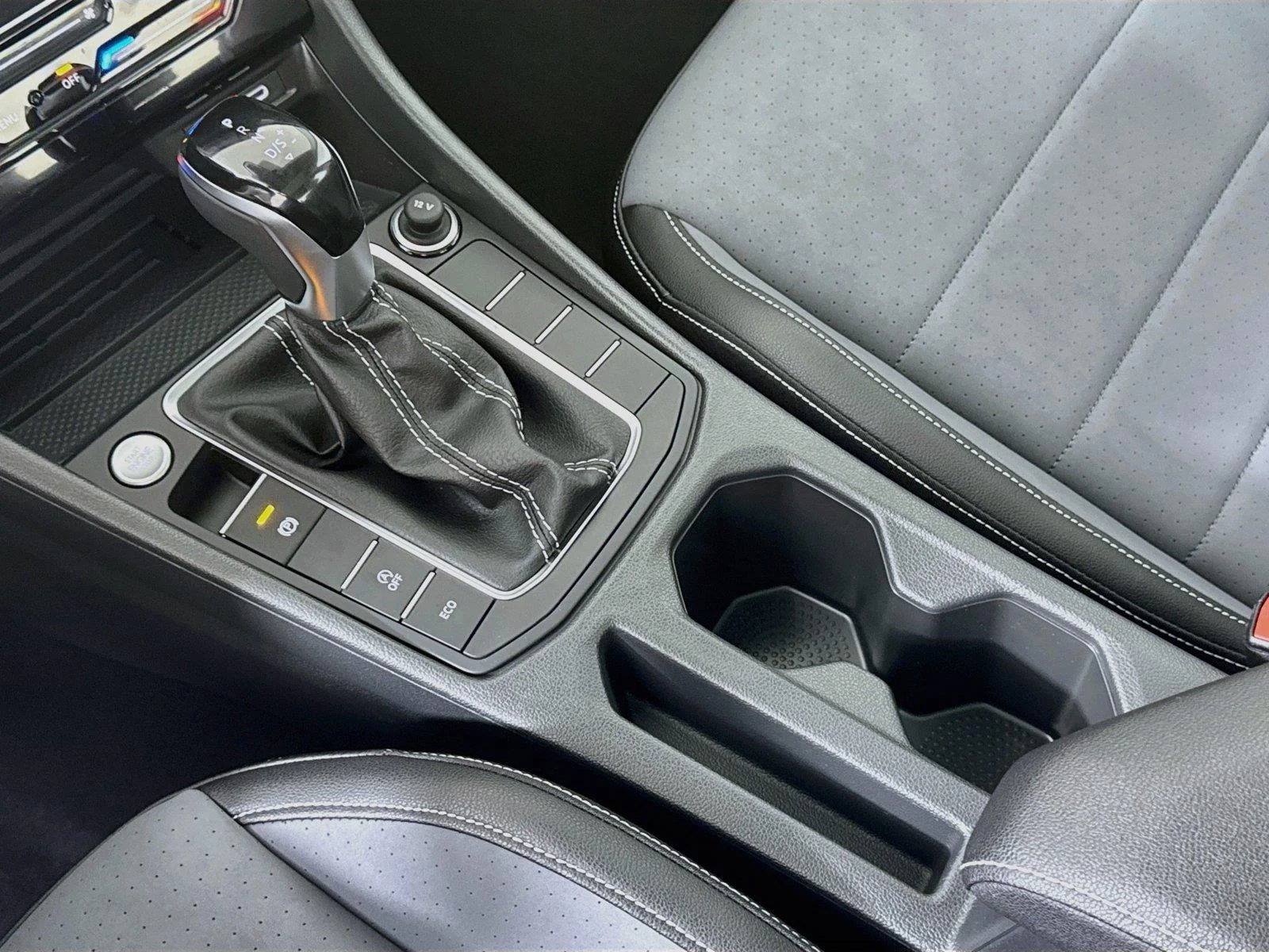 New 2027 Deep Black Pearl Volkswagen SE image 16