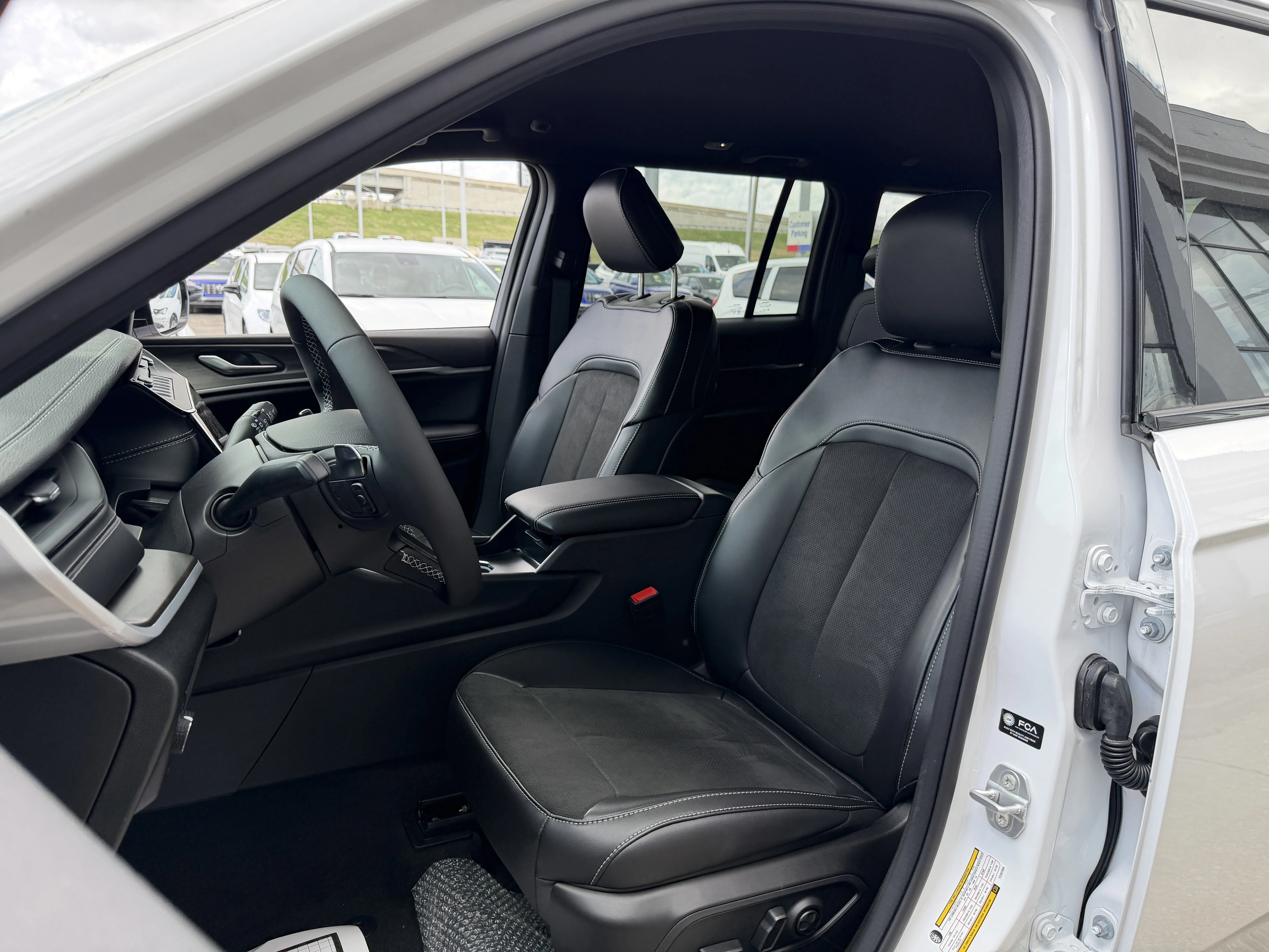 New 2026 Bright White Clear-Coat Exterior Paint Jeep Altitude image 33