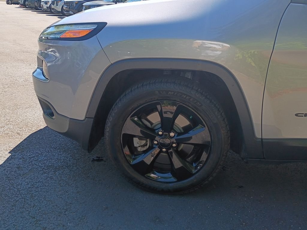 Used 2018 Billet Silver Metallic Clearcoat Jeep Latitude image 8