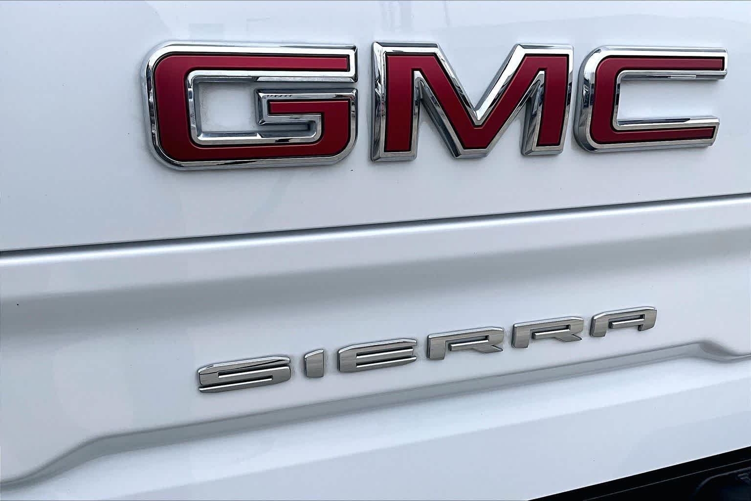 Used 2023 Sterling Metallic GMC AT4X image 31