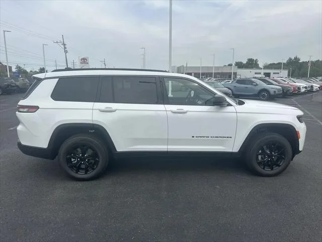 New 2026 Bright White Clear-Coat Exterior Paint Jeep Laredo image 9