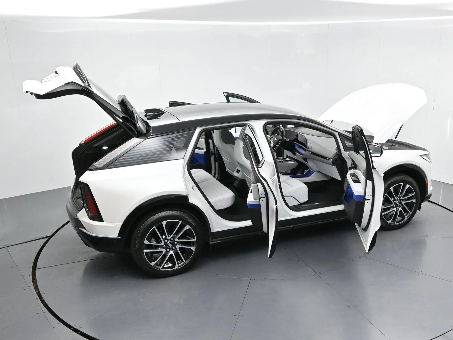 Used 2025 Crystal White Tricoat Cadillac Sport 1 image 43