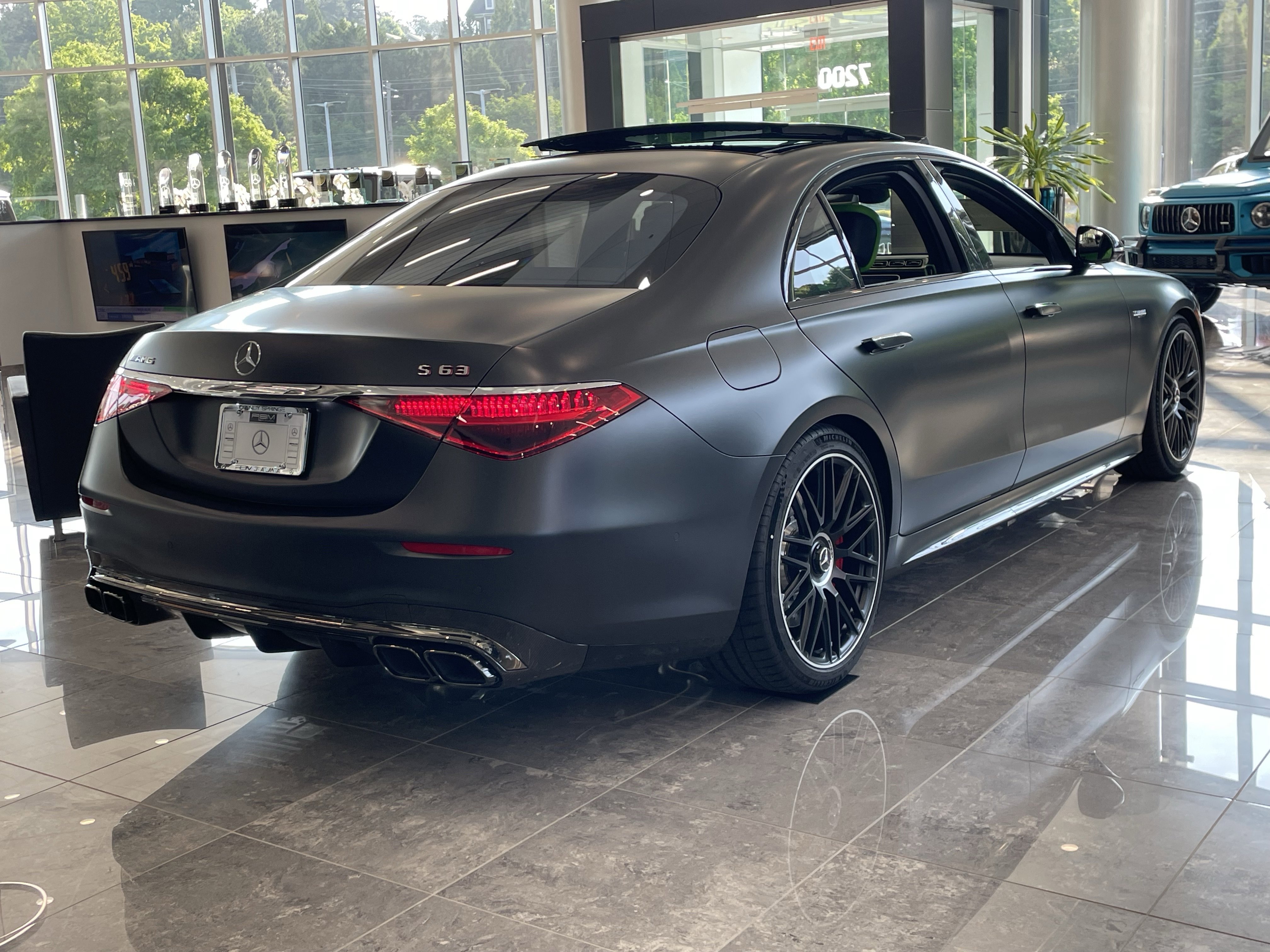 New 2026 MANUFAKTUR Graphite Grey Magno Mercedes-Benz AMG® S 63 E 4MATIC® Sedan image 6