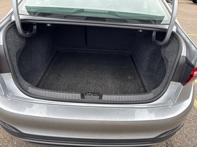 Used 2023 Silver Metallic Volkswagen SE image 9