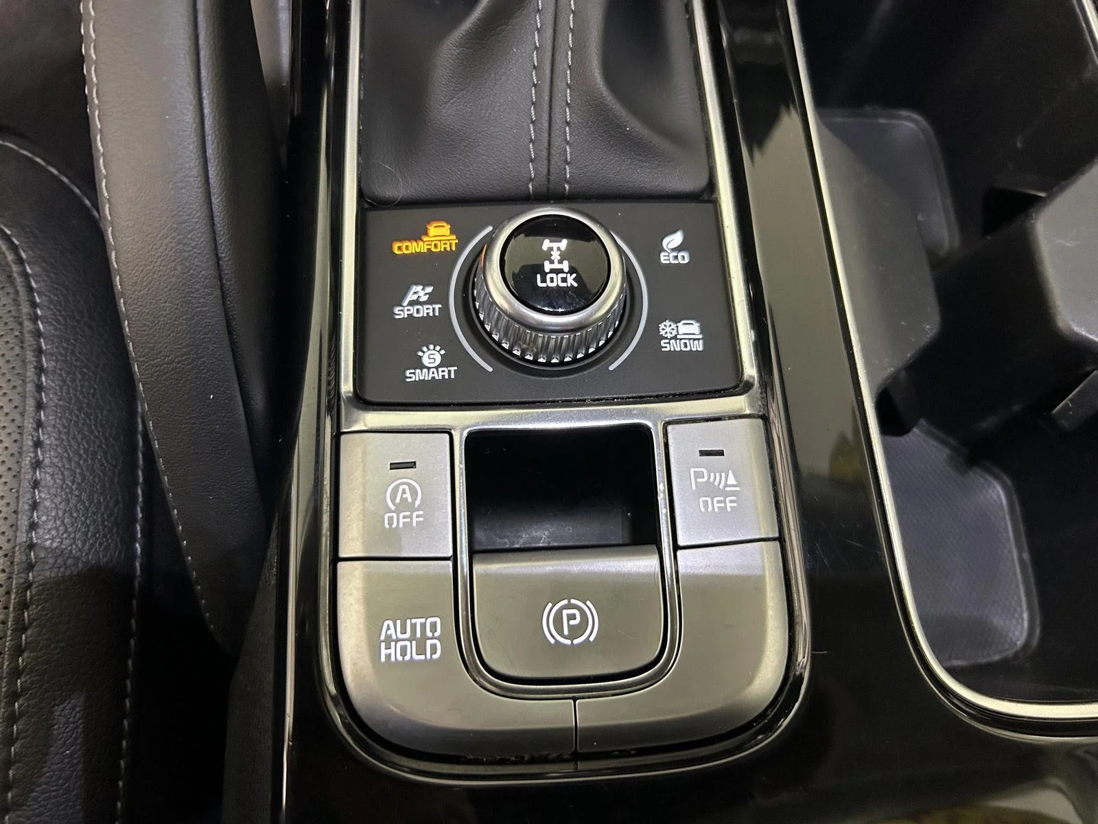 Used 2022 White Pearl Kia EX image 28
