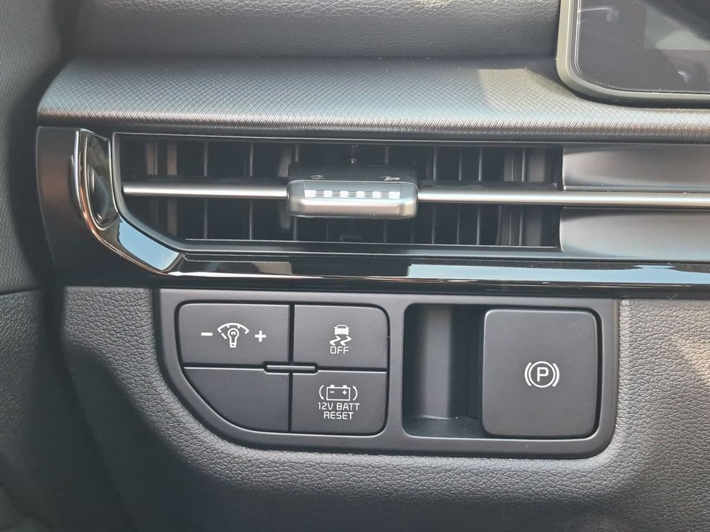 New 2027 Fusion Black Kia LX image 18