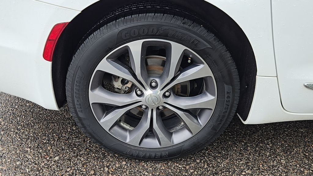 Used 2018 White Chrysler Limited image 31