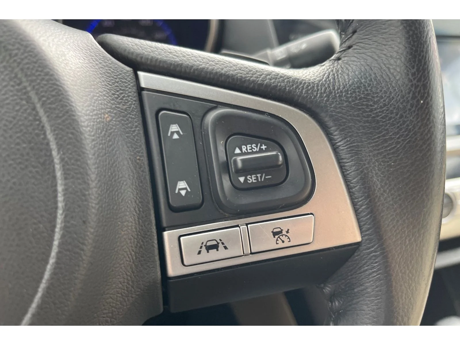 Used 2017 CRYSTAL WHITE PEA Subaru Limited image 35
