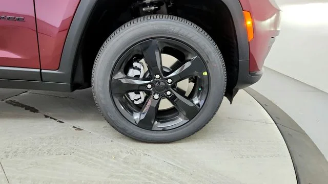 New 2025 Velvet Red Pearl-Coat Exterior Paint Jeep Altitude X image 13