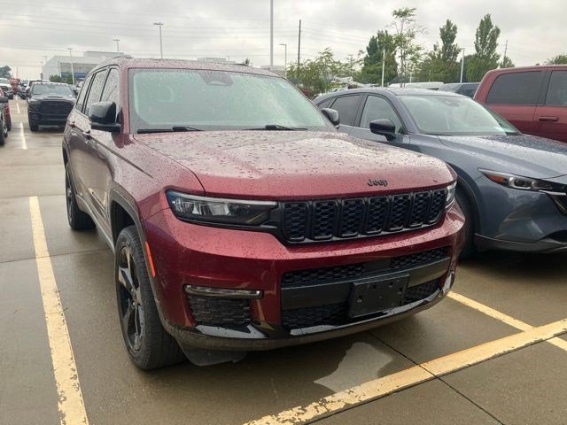 Used 2023 Velvet Red Pearlcoat Jeep Limited image 1