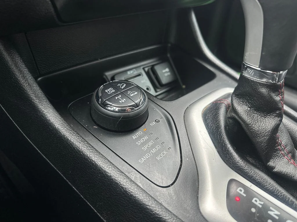 Used 2018 White Jeep Trailhawk image 18