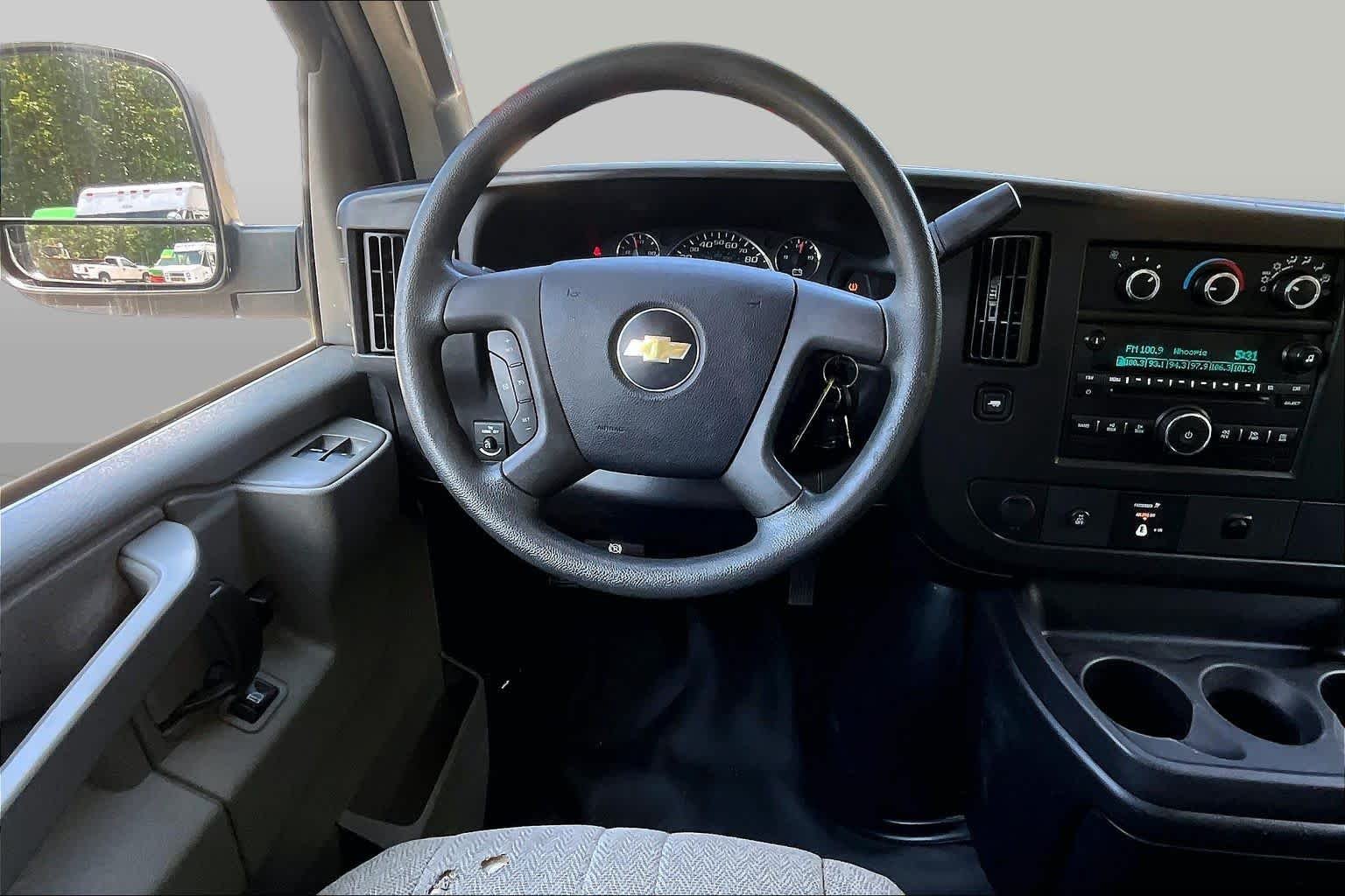 Used 2017 Summit White Chevrolet  image 6