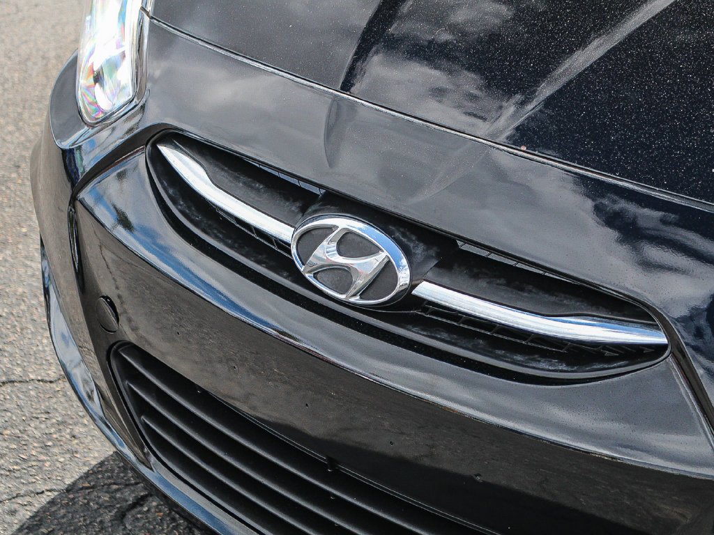 Used 2016 Black Hyundai SE image 6