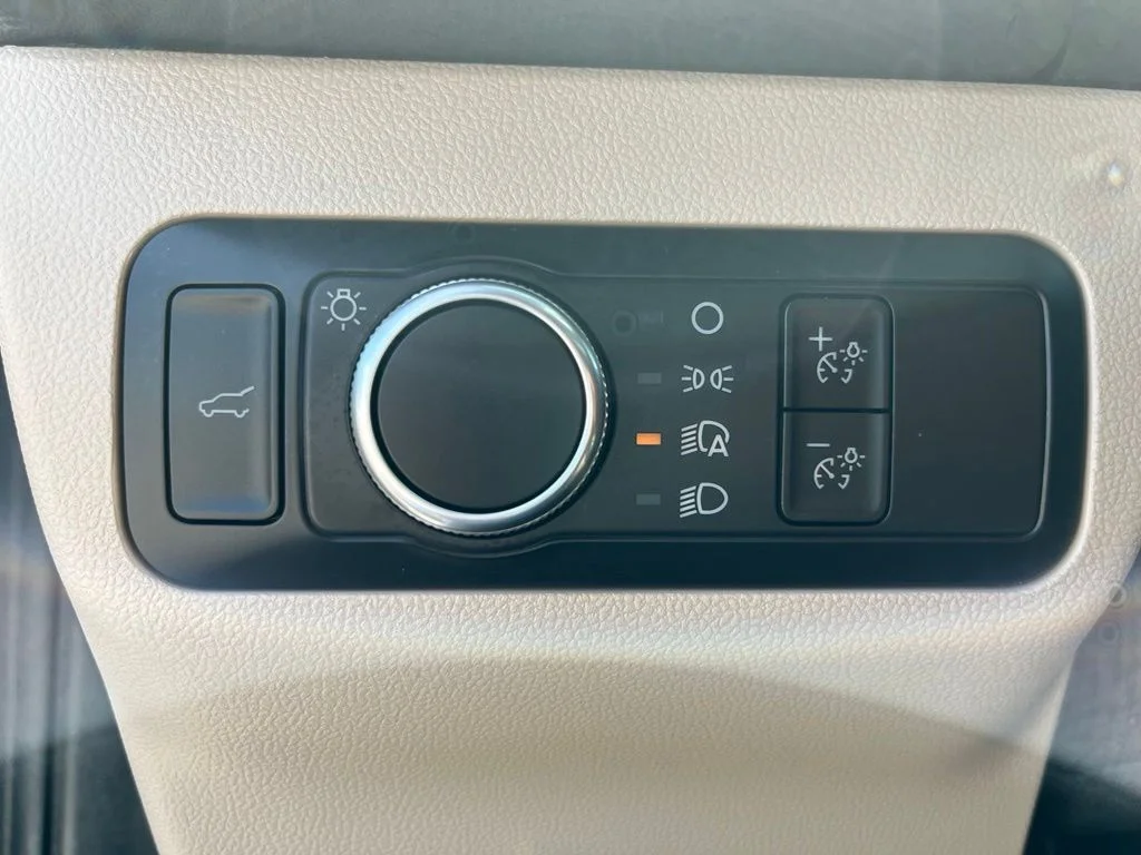 Used 2022 White Ford SE image 15