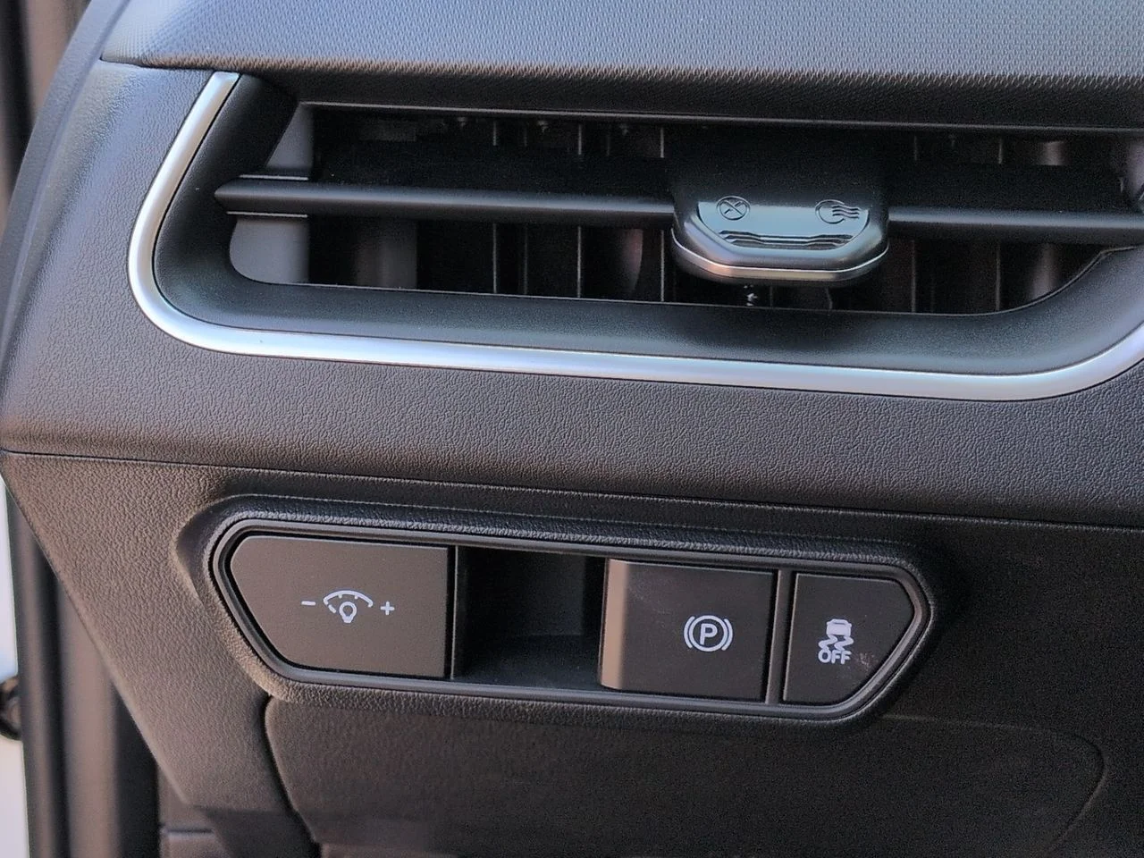 New 2026 Snow White Pearl Kia LXS image 18