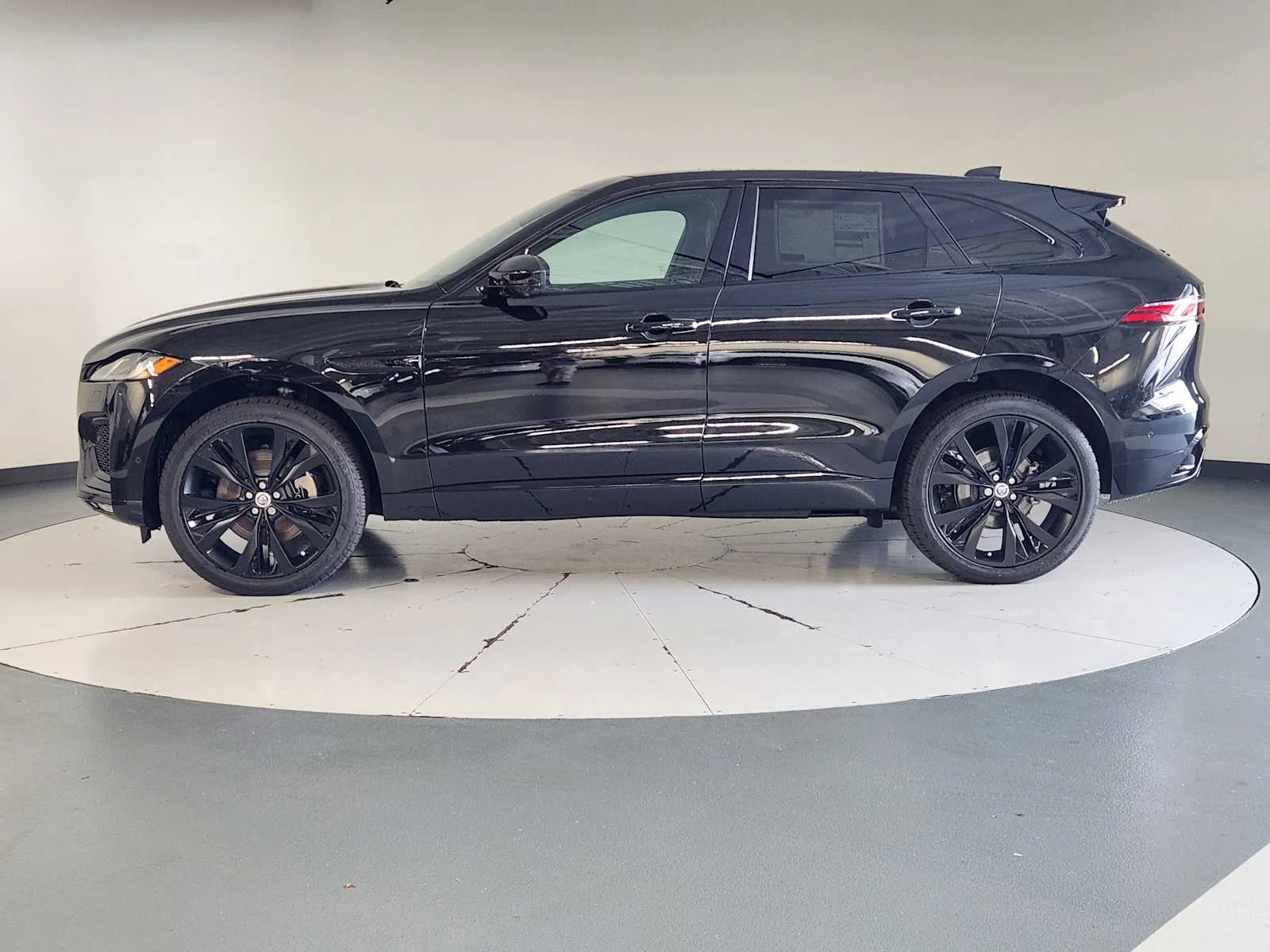 2026 Jaguar F-Pace R-Dynamic S - Photo 7