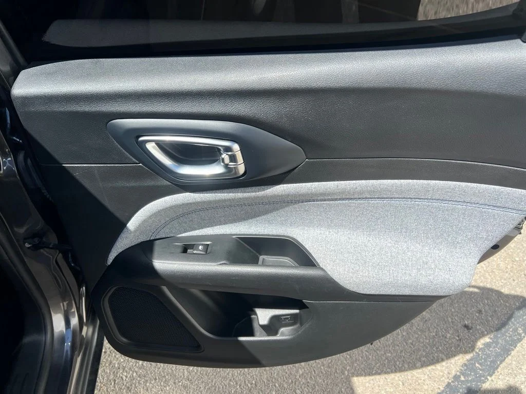 Used 2022 Granite Crystal Clearcoat Metallic Jeep Latitude image 25