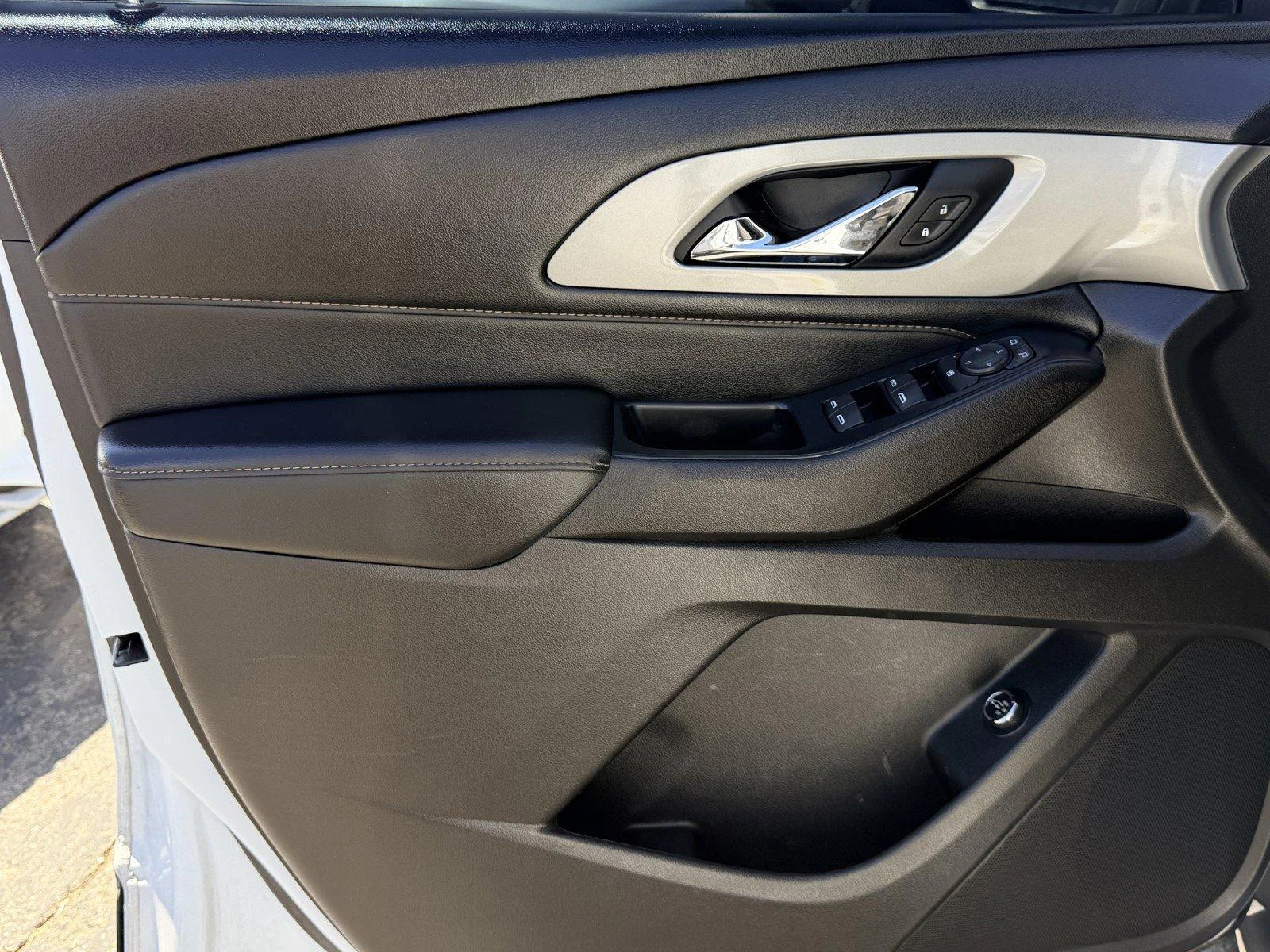 Used 2021 SUMMIT WHITE Chevrolet LT Cloth image 19