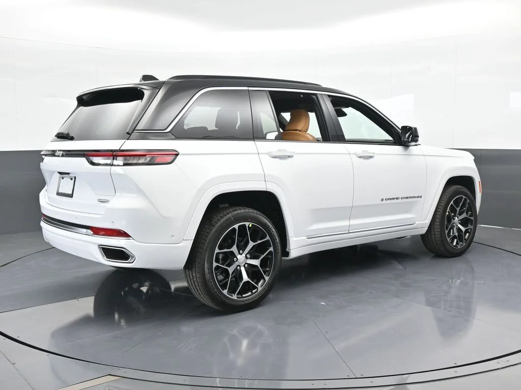 New 2025 Bright White Clear-Coat Exterior Paint Jeep Summit Reserve image 5