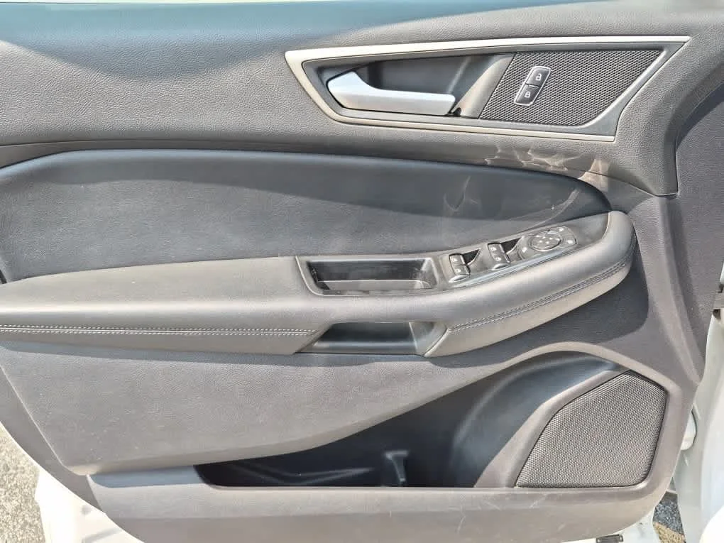 Used 2019 White Platinum Metallic Tri-Coat Ford SEL image 9