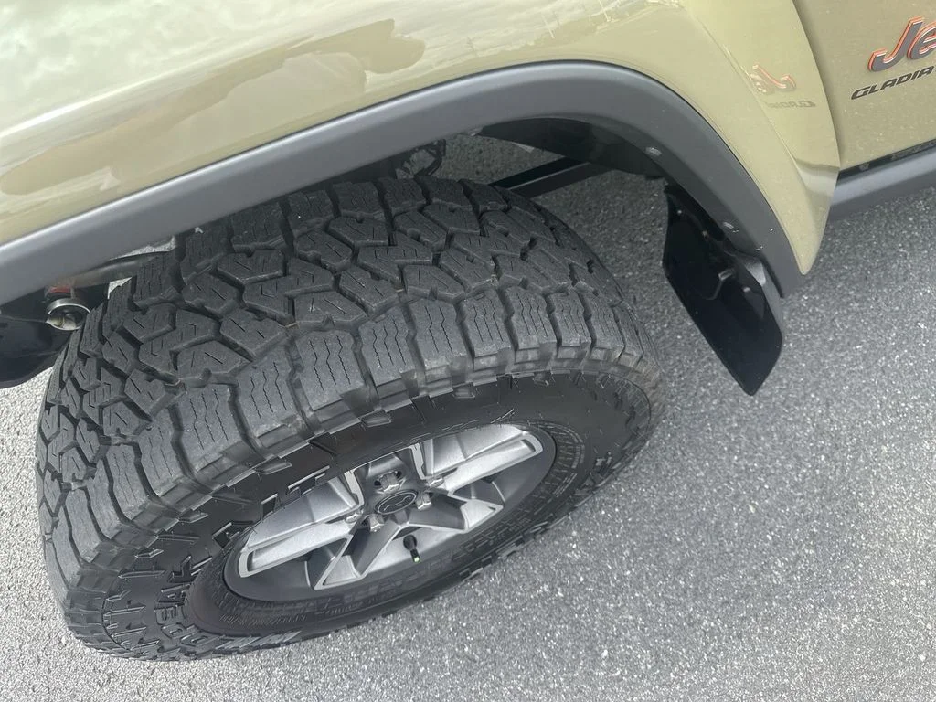 Used 2025 Green Jeep Mojave image 16