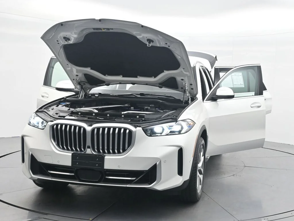 Certified Used 2025 White Metallic BMW xDrive40i image 43