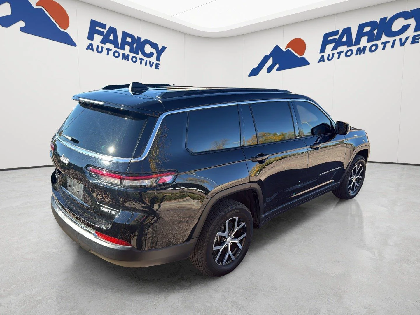 Used 2025 Diamond Black Crystal Pearlcoat Jeep Limited image 6