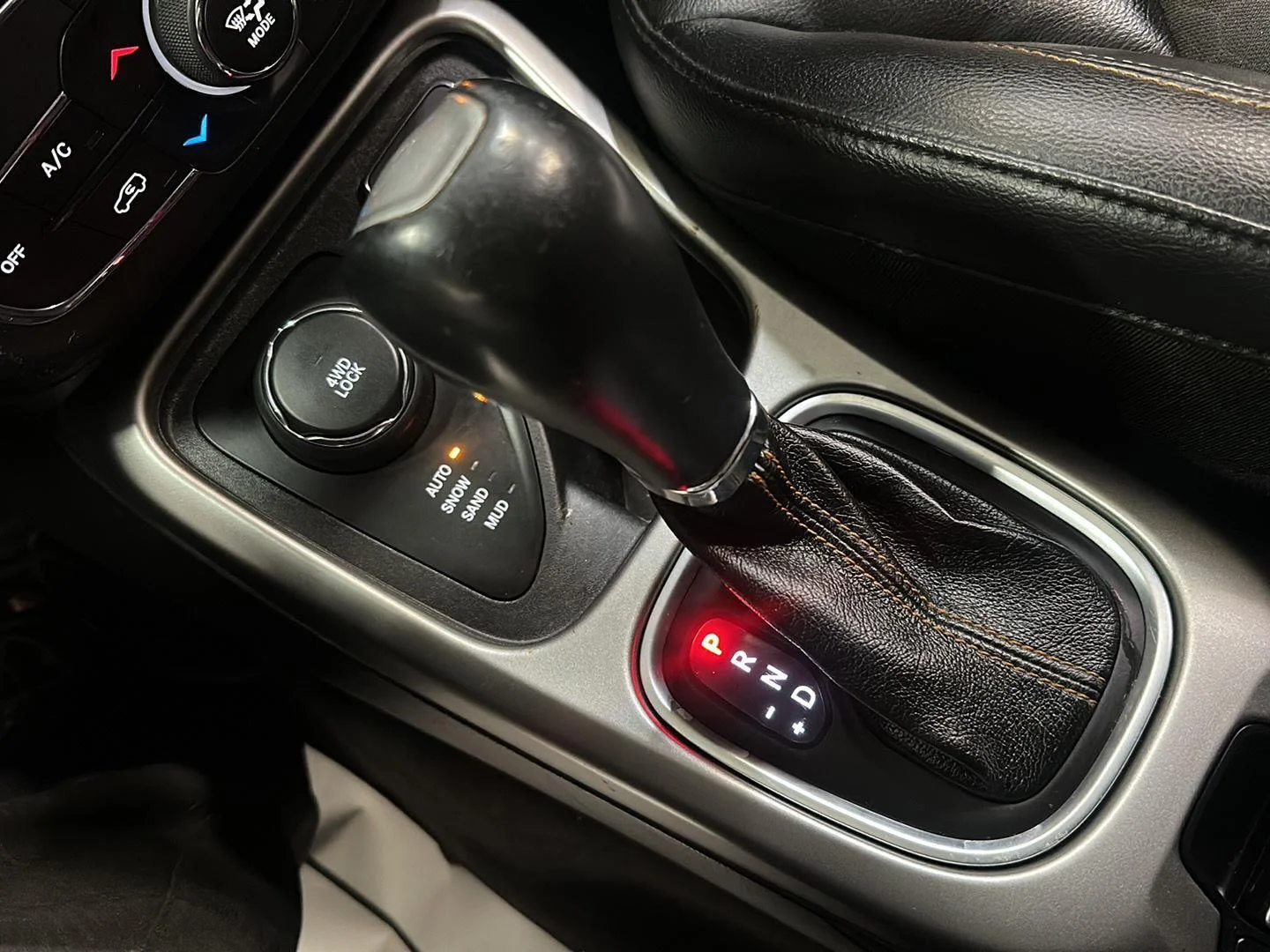 Used 2018 Laser Blue Pearlcoat Jeep Latitude image 22