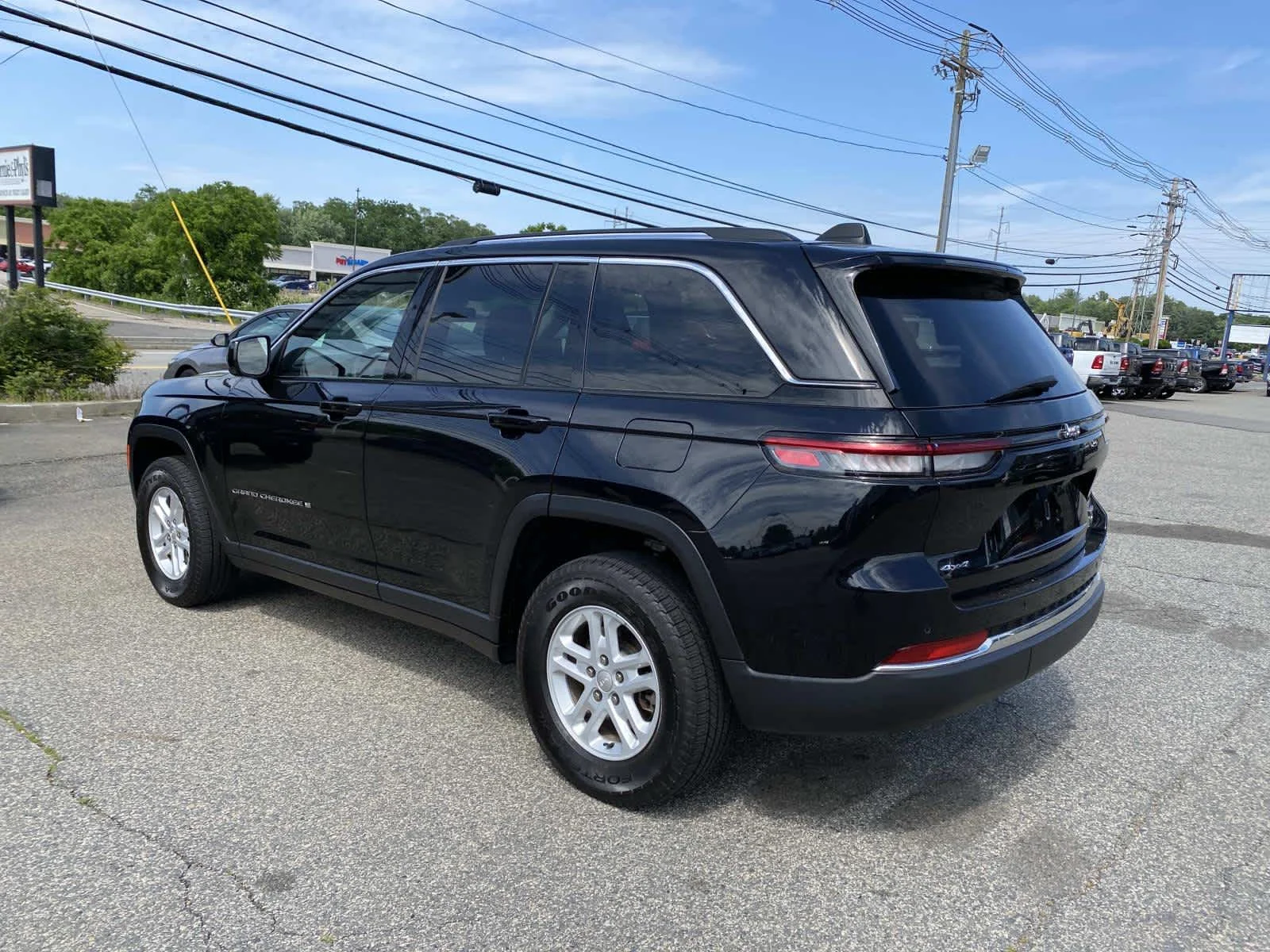 Certified Used 2023 Diamond Black Crystal Pearlcoat Jeep Laredo image 7