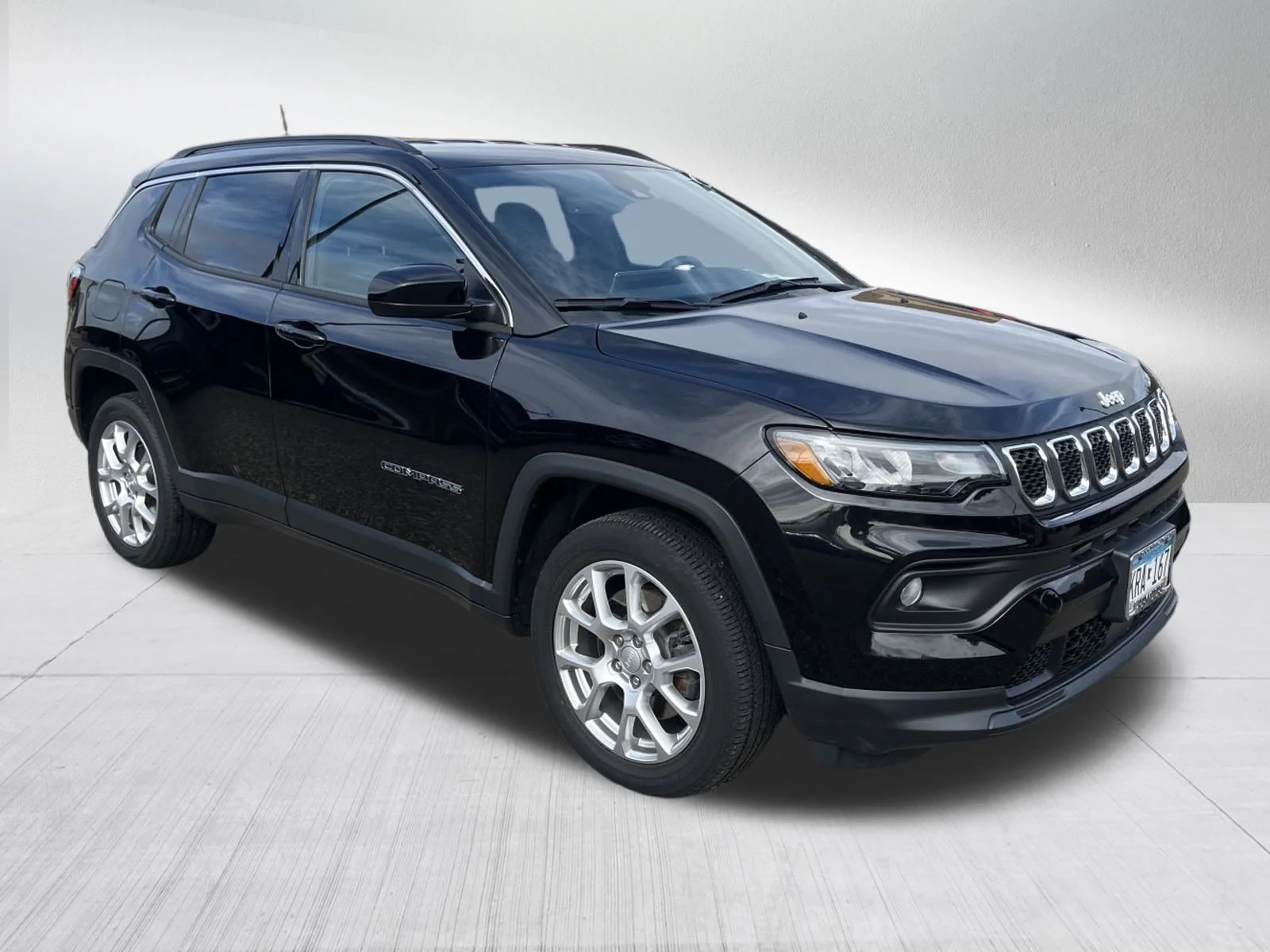 Used 2023 Diamond Black Crystal Pearlcoat Jeep Latitude Lux image 3
