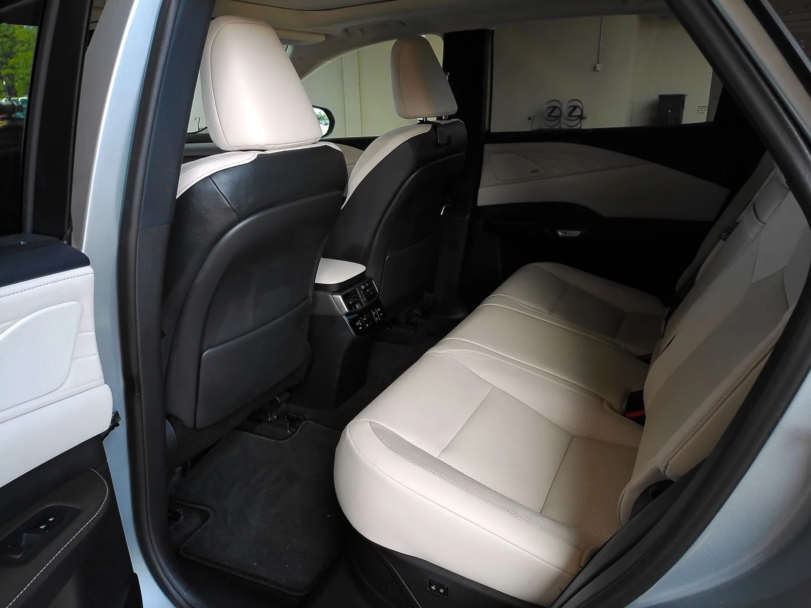 Used 2024 Silver Lexus 350h Luxury image 27