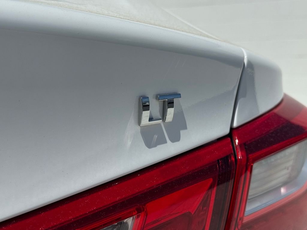 Used 2025 White Chevrolet LT image 14