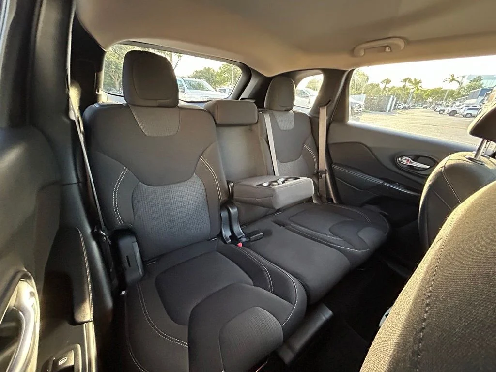 Used 2015 Brilliant Black Crystal Pearlcoat Jeep Latitude image 27