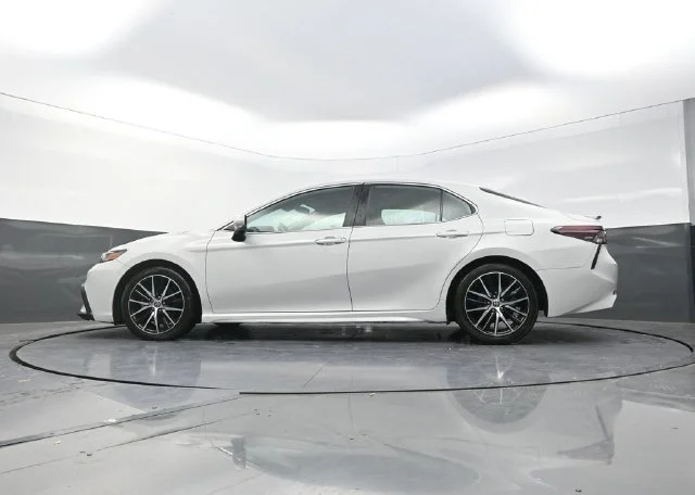 Used 2022 White Toyota SE image 34