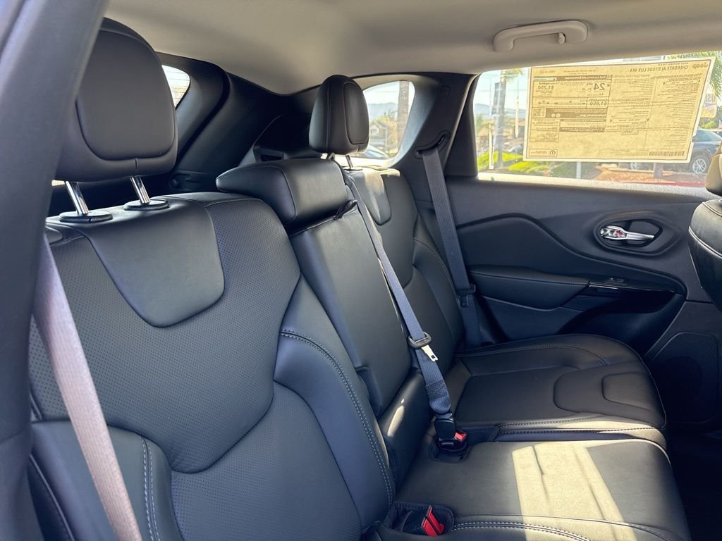 New 2023 Bright White Clear-Coat Exterior Paint Jeep Altitude Lux image 21